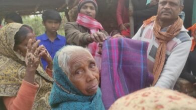 Photo of जिला पार्षद ने जरूरतमंदों को कंबल वितरित किया तो खिल गए चेहरे