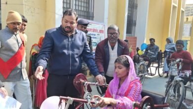 Photo of जिलाधिकारी ने अपने हाथों से बैटरी चालित रिक्शा की चाबी लाभार्थियों को किया सुपुर्द