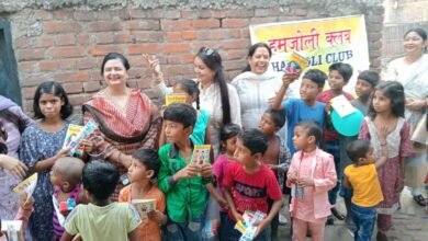 Photo of समाजसेवी महिलाओ द्वारा गरीब एवं जरुरतमंद बच्चों-बच्चियों को पढ़ने लिखने का सामान का किया गया वितरण