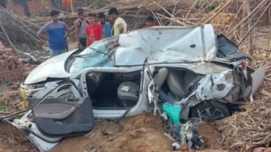 Photo of जमुई में सड़क पर गुलाटी मारते पलटी कार, तीन युवकों की मौके पर मौत