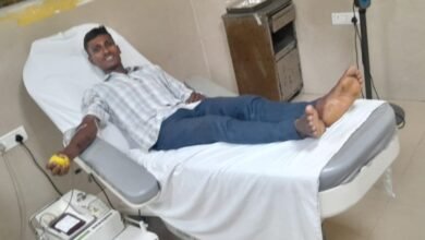 Photo of जीवन रक्षक सोसाइटी के रक्तवीर अजीत ने पटना जाकर किया रक्तदान