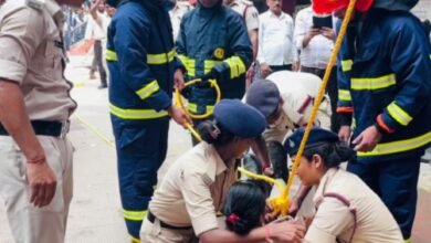 Photo of अग्निशमन विभाग की अनोखी पहल, स्कूल में मॉक ड्रिल कर बच्चों को सिखाया आग बुझाने का तरीका