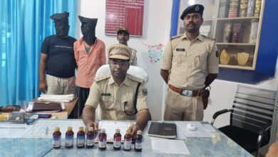 Photo of 12.5 लाख की प्रतिबंधित कोडीन युक्त कफ सिरप बरामद, पुलिस ने 2 आरोपियों को किया गिरफ्तार