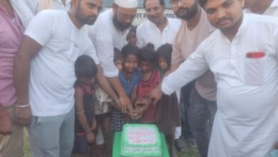 Photo of राजद कार्यकर्ता ने महादलित बच्चों के साथ केक काटकर मनाया स्थापना दिवस