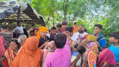 Photo of बाढ़ पिड़ितों के बीच युवाओं ने बांटी राहत सामग्री