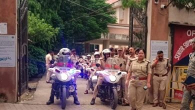 Photo of दुर्गापूजा शांतिपूर्ण माहौल में संपन्न कराने को लेकर प्रशासन ने किया फ्लैग मार्च 