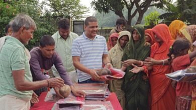 Photo of छठ व्रतियों में बांटी गई पूजन सामग्री