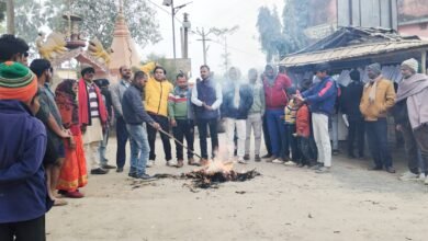 Photo of अनशनकारियों के समर्थन में भाकपा माले ने प्रखंड प्रशासन का फूंका पुतला