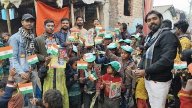 Photo of गणतंत्र दिवस के पूर्व संध्या पर बच्चों के बीच पठन-पाठन एवं तिरंगा झंडा का किया गया वितरण