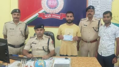 Photo of रेल टिकट की दलाली करते बुकिंग काउंटर से एक दलाल गिरफ्तार