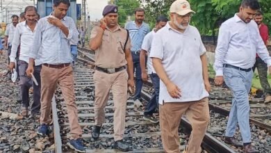 Photo of यार्ड में संटिंग के दौरान सीमेंट लोड मालगाड़ी के अंतिम डिब्बे का दो पहिया ट्रैक से उतारा