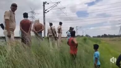 Photo of पैसेंजर ट्रेन से कटकर एक अज्ञात युवक की हुई मौत, दो टुकड़े में बंटा शरीर