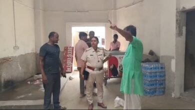 Photo of पहले काटा सीसीटीवी का केवल फिर छत में लगा एस्वेस्टस तोड़ दुकान में हुई चोरी