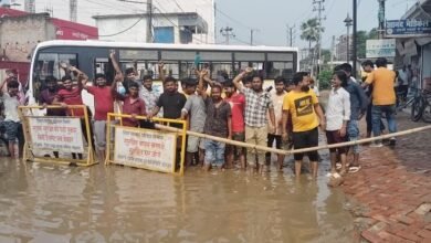 Photo of जर्जर और तालाब बने मुख्य सड़क की दुर्दशा पर भड़के मोहल्ला वासी