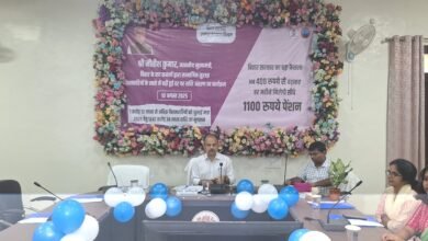 Photo of लाभुकों को जिलाधिकारी ने बढ़ी हुई पेंशन राशि के संदर्भ में दी शुभकामना