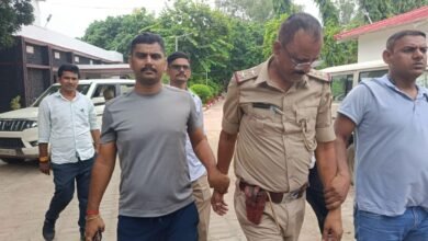 Photo of मठाही ओपीध्यक्ष निपेन्द्र मंडल को 20 हजार रुपया घुस लेते निगरानी विभाग ने किया गिरफ्तार