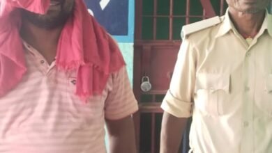 Photo of 12 लीटर देसी शराब के साथ बाइक सवार एक कारोबारी गिरफ्तार