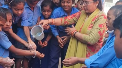 Photo of शिक्षिका ने बच्चों को साबुन से हाथ धोने के बताए तरीके