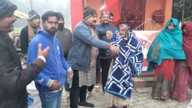Photo of आजाद युवा विचार मंच ने जरुरतमंदों के बीच कंबल का किया वितरण