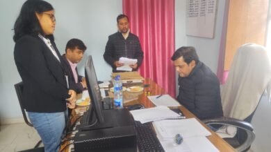 Photo of लंबित राजस्व मामलों का शीघ्र करें निष्पादन:-आयुक्त