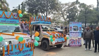 Photo of सड़क सुरक्षा जागरूकता वाहन का डीएम ने हरी झंडी दिखाकर किया रवाना