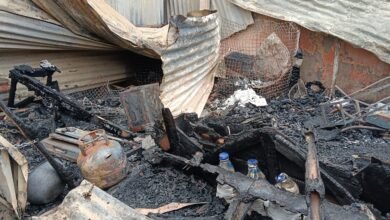 Photo of शार्ट सर्किट से आग लगने से पांच दुकान जलकर हुए राख, दमकल आने के बाद आग पर पाया गया काबू
