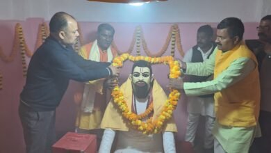 Photo of संत शिरोमणि गुरु रविदास की जयंती के अवसर पर जिलाधिकारी, उप विकास आयुक्त सहित अन्य पदाधिकारियों ने प्रतिमा पर किया माल्यार्पण 