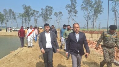 Photo of बाढ़ आश्रय स्थल के सौंदर्यीकरण, मरम्मती कार्य का डीएम ने किया निरीक्षण